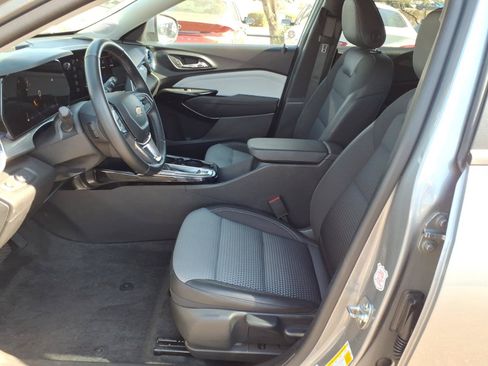 Used 2025 Chevrolet Trax LT w/ LT Convenience Package FWD image 12