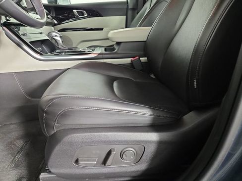 Used 2024 Kia Carnival EX FWD image 31