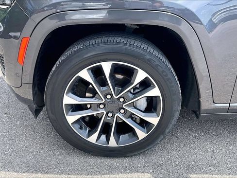 Used 2022 Jeep Grand Cherokee Overland w/ Luxury Tech Group IV AWD/4WD image 11