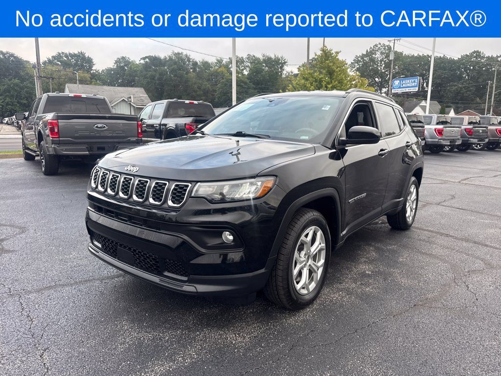 Used 2024 Jeep Compass Latitude AWD/4WD image 2
