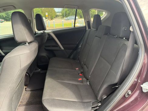 Used 2018 Toyota RAV4 LE FWD image 22
