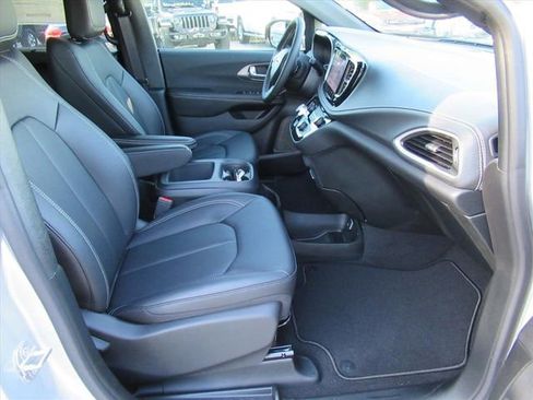 New 2026 Chrysler Pacifica Select FWD image 10