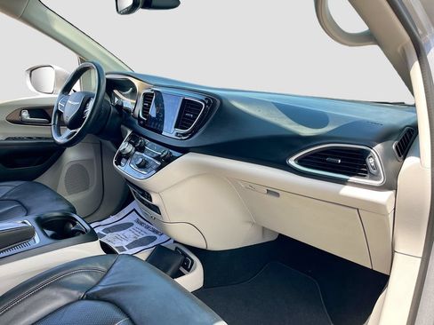 Used 2018 Chrysler Pacifica Touring-L Plus FWD image 31
