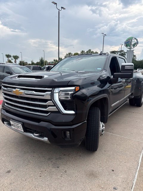 Used 2024 Chevrolet Silverado 3500 High Country w/ Technology Package AWD/4WD image 2
