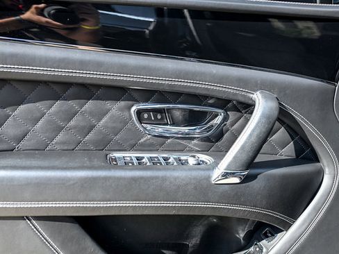 Used 2018 Bentley Bentayga image 36