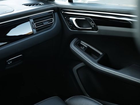 Used 2023 Porsche Macan S image 31