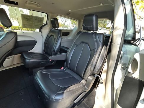 Certified 2023 Chrysler Pacifica Touring-L FWD image 45