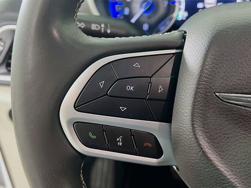 Used 2022 Chrysler Pacifica Touring-L image 13