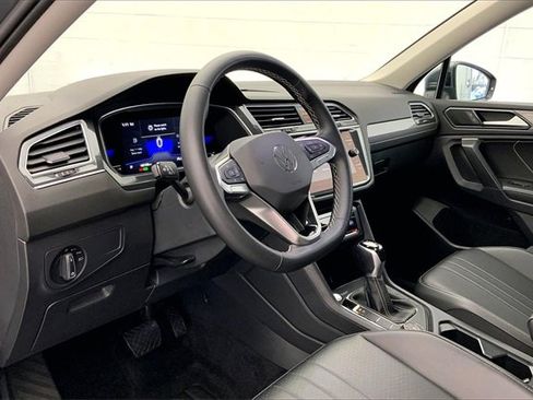 Used 2022 Volkswagen Tiguan SE w/ Panoramic Sunroof Package image 14