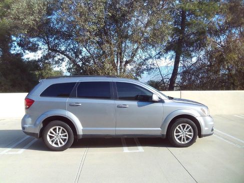 Used 2016 Dodge Journey SXT w/ Comfort/Convenience Group FWD image 10