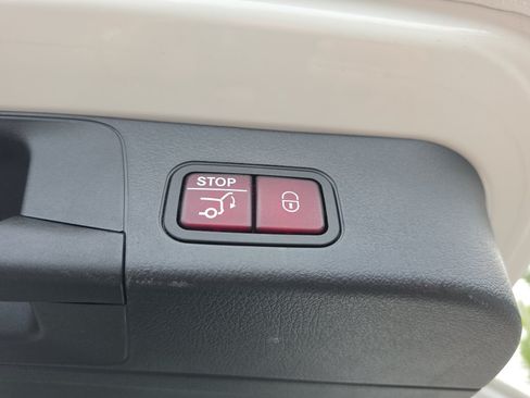 Used 2023 Mercedes-Benz EQB 300 4MATIC image 11