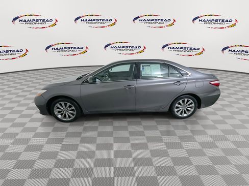 Used 2017 Toyota Camry XLE w/ Moonroof Package FWD image 5