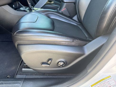 Used 2019 Jeep Cherokee Latitude Plus FWD image 7