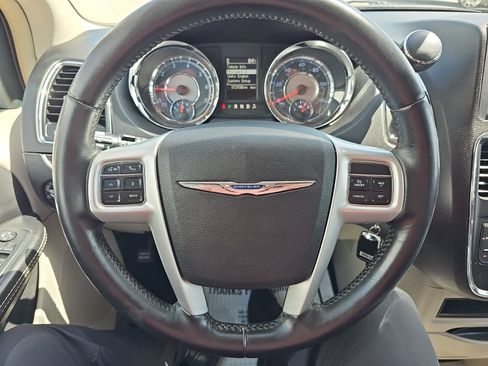 Used 2014 Chrysler Town & Country Touring FWD image 12