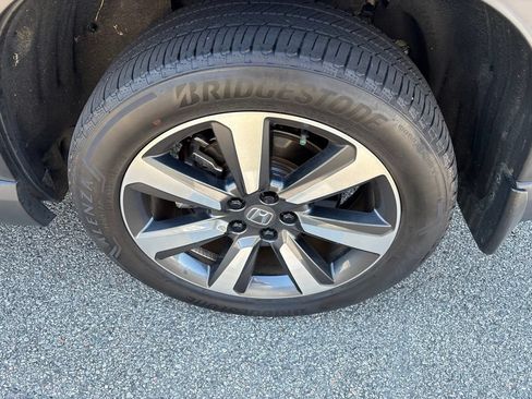 Used 2024 Honda Pilot Touring image 4