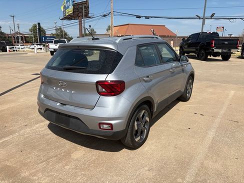 Used 2025 Hyundai Venue SEL FWD image 4