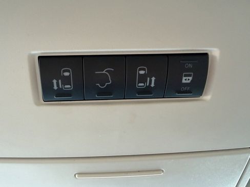Used 2008 Chrysler Town & Country Touring FWD image 18
