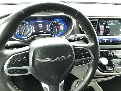 Used 2022 Chrysler Pacifica Touring-L image 17