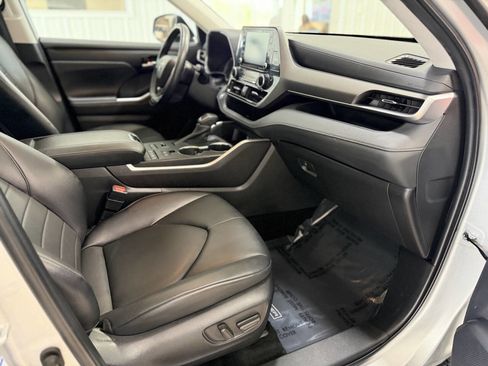 Used 2022 Toyota Highlander XLE AWD/4WD image 42