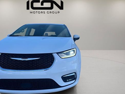 Used 2023 Chrysler Pacifica Touring-L image 9