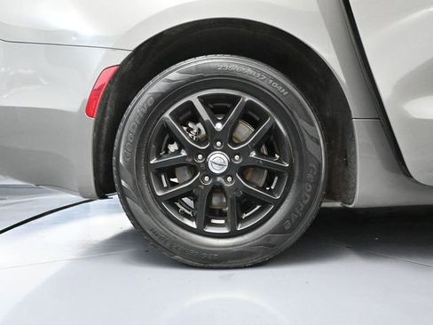 Used 2022 Chrysler Pacifica Touring-L image 15