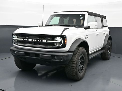 Used 2021 Ford Bronco Outer Banks w/ Sasquatch Package AWD/4WD image 3