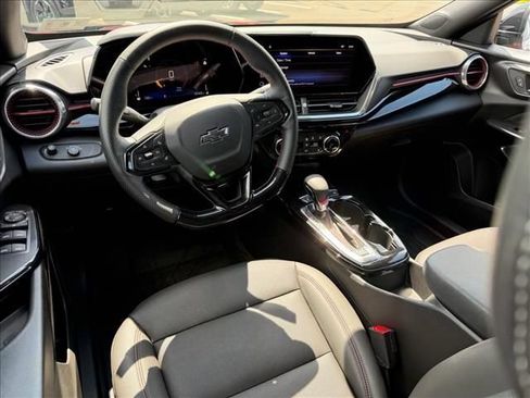 Used 2025 Chevrolet Trax RS FWD image 9