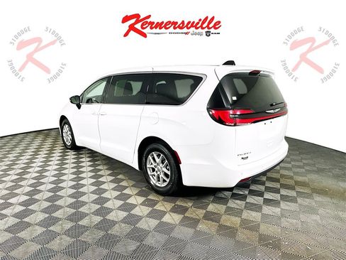 Used 2024 Chrysler Pacifica Touring-L image 5