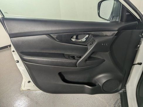 Used 2017 Nissan Rogue SL w/ SL Premium Package image 9