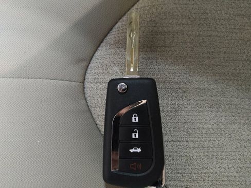 Used 2018 Toyota Camry LE FWD image 32