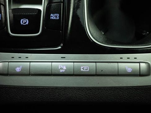 Used 2024 Kia Carnival LX image 24