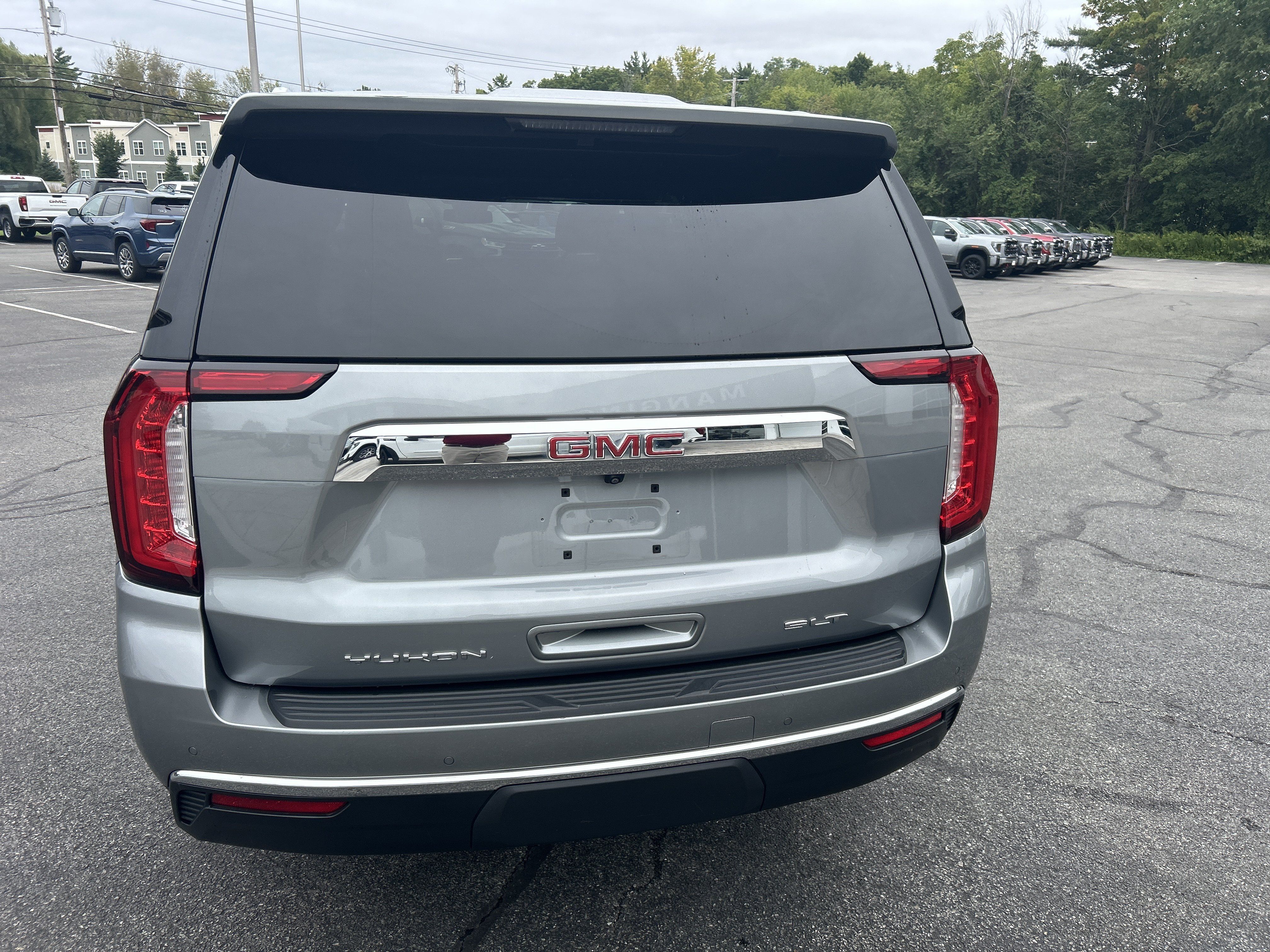 Certified 2023 GMC Yukon XL SLT w/ SLT Premium Package AWD/4WD image 8
