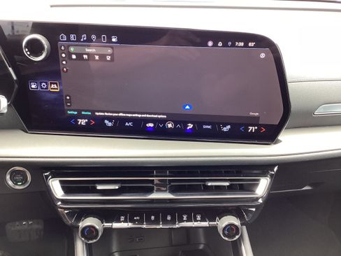 Used 2025 Chevrolet Traverse LT image 20