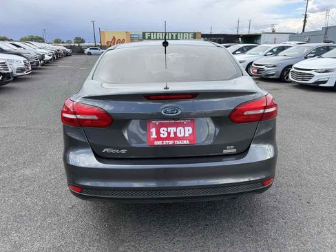 Used 2017 Ford Focus SE FWD image 4