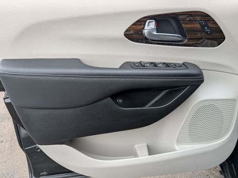 Used 2023 Chrysler Pacifica Limited image 22