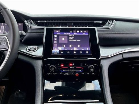 Used 2023 Jeep Grand Cherokee Altitude image 17