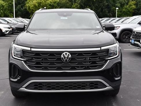 Used 2025 Volkswagen Atlas Cross Sport SE w/ Panoramic Sunroof Package FWD image 4