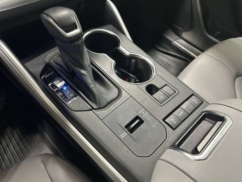 Used 2022 Toyota Highlander XLE FWD image 25