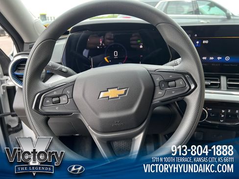 Used 2025 Chevrolet Trax LT FWD image 14