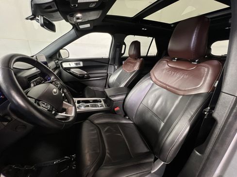 Used 2023 Ford Explorer Platinum w/ Premium Technology Package image 13