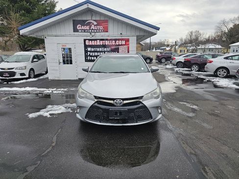 Used 2016 Toyota Camry SE image 2