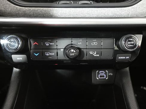 Used 2024 Jeep Compass Latitude image 29