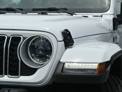 Used 2025 Jeep Wrangler Unlimited Sahara AWD/4WD image 6