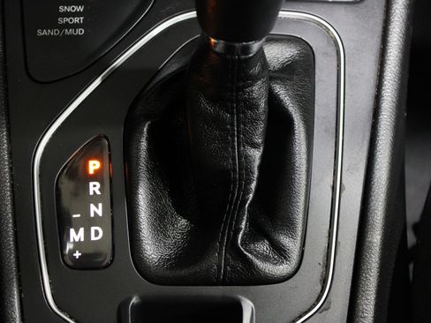 Used 2019 Jeep Cherokee Latitude Plus w/ Comfort/Convenience Group AWD/4WD image 17