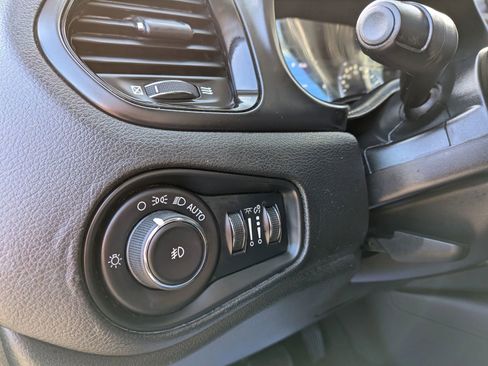Used 2016 Jeep Renegade Latitude AWD/4WD image 46