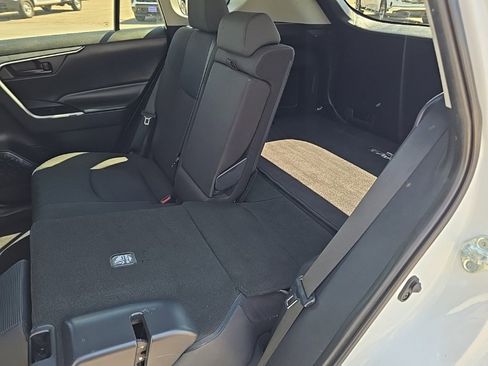 Used 2019 Toyota RAV4 LE image 17