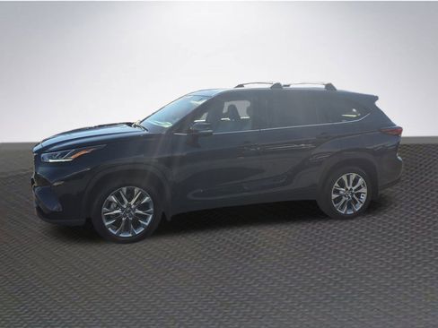 Used 2023 Toyota Highlander L image 2