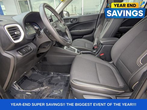 Used 2025 Hyundai Venue Limited image 13