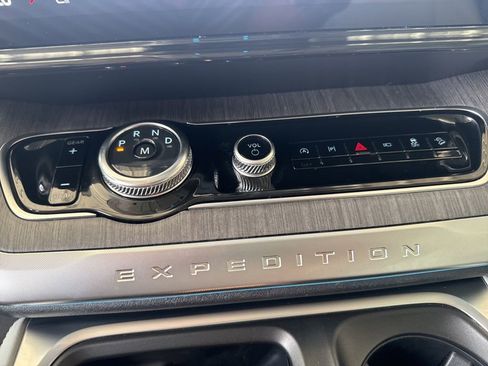 Used 2025 Ford Expedition Platinum w/ Platinum Ultimate Package AWD/4WD image 16