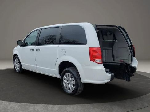 Used 2019 Dodge Grand Caravan SE FWD image 2